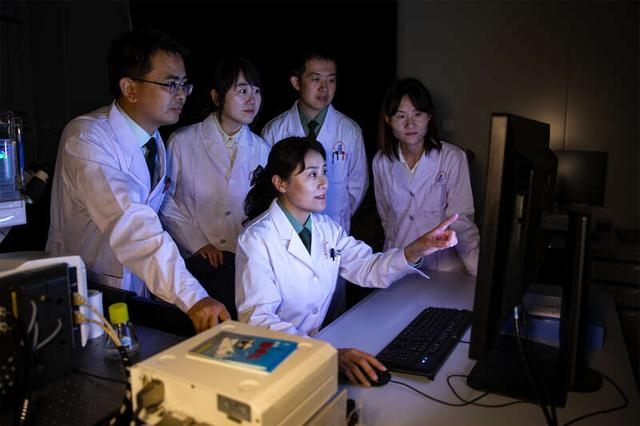 科研团队成员共同观测分子影像。黄京/摄