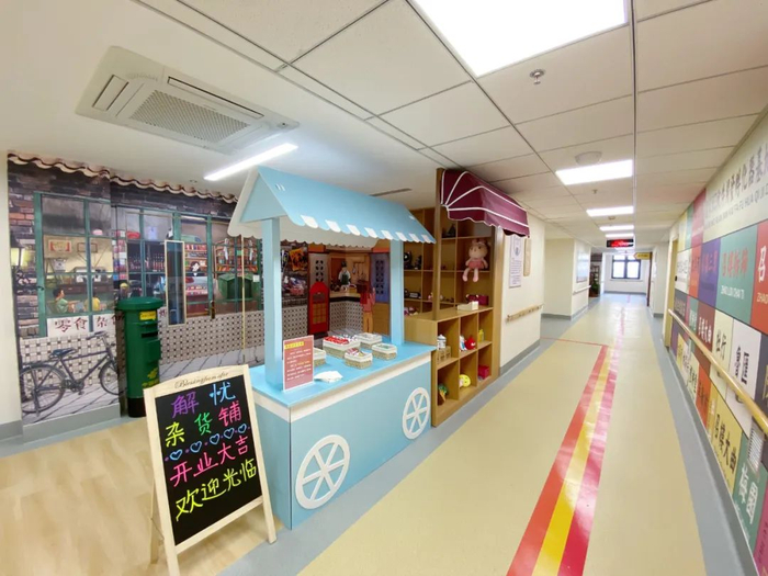 上海鲁坤养老院为认知障碍老人打造“真实”的社会生活，这是院内的“杂货铺”版块。新华社记者 吴振东 摄