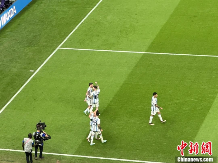 卡塔尔世界杯比赛中，梅西与队友庆祝进球。中新网记者 卞立群 图