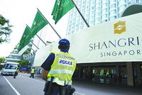 美防长跨越两个座位主动与中国防长握手,外界紧盯中美防长“香会”互动