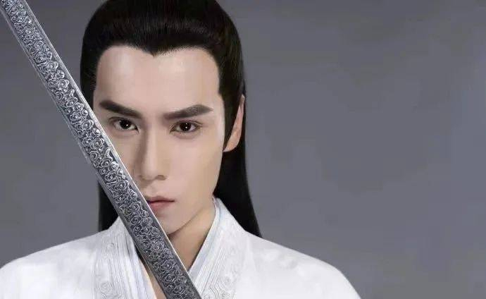 现代装是美人,没想到穿上古装就丑成这样!|林一_新浪新闻