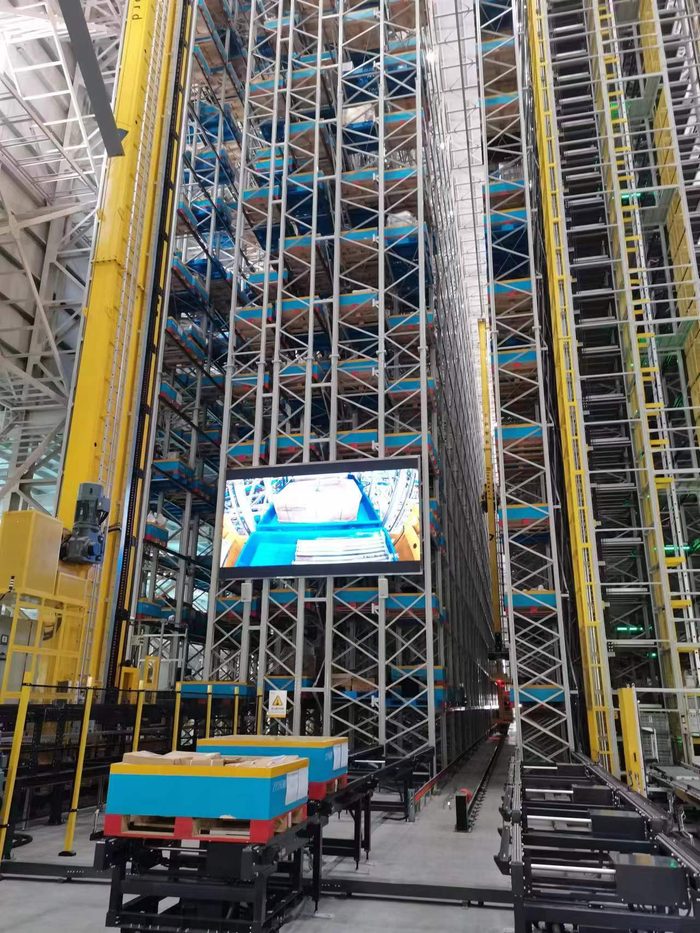 在山东省德州市，兰剑智能的超级物流中心拥有高达45米的堆垛机立体库，智慧化、数字化是其亮点。王延斌 摄