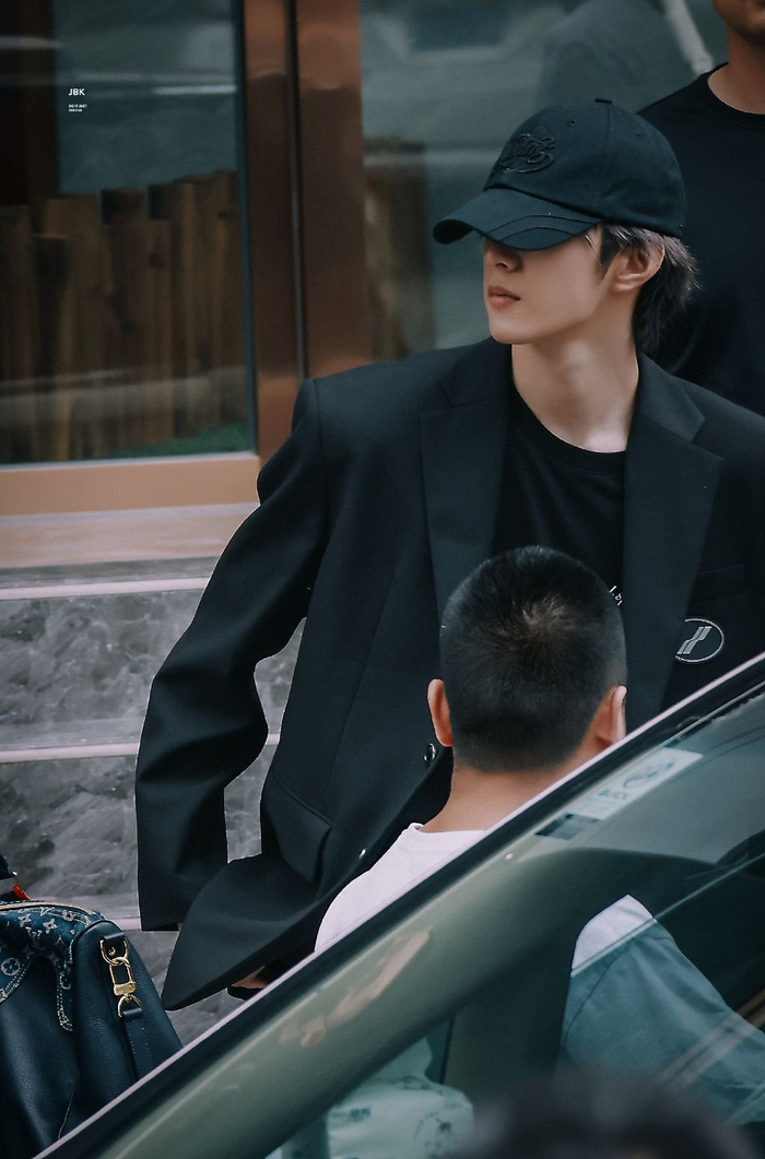 刘耀文穿西装帆布鞋,踩我心坎上了,肩宽腿长衣架子……|刘耀文|帆布鞋