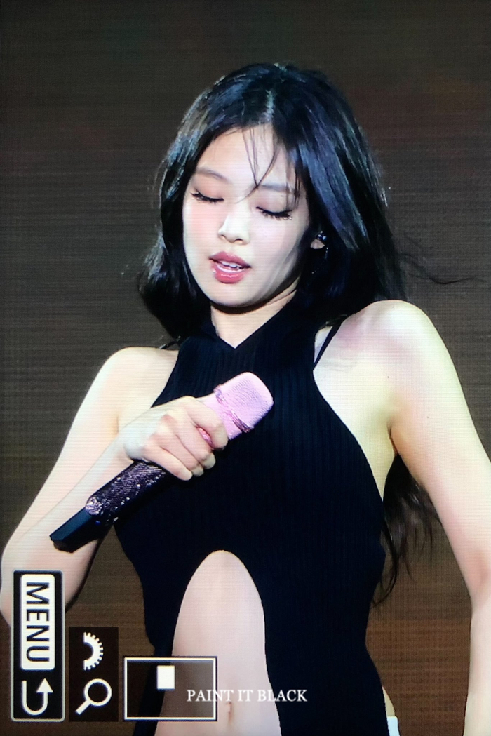 *jennie卷发好温柔啊 风吹到我心里了0693*jennie 卷发好温柔啊