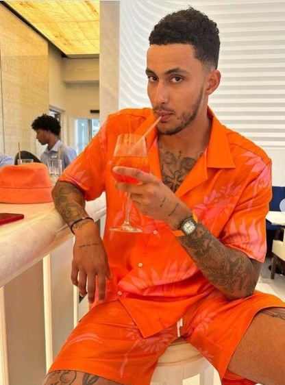 库兹马ins晒帅照:我从来不玩标签 因为我一直就是标签|库兹马_新浪