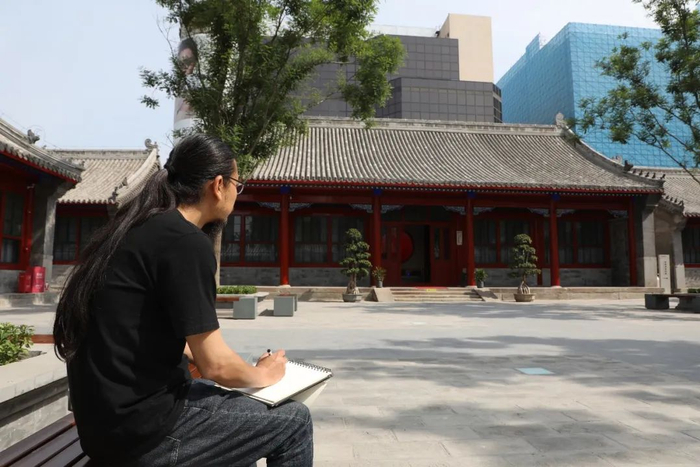 ▲李冬为重新开放的蒙藏学校绘图