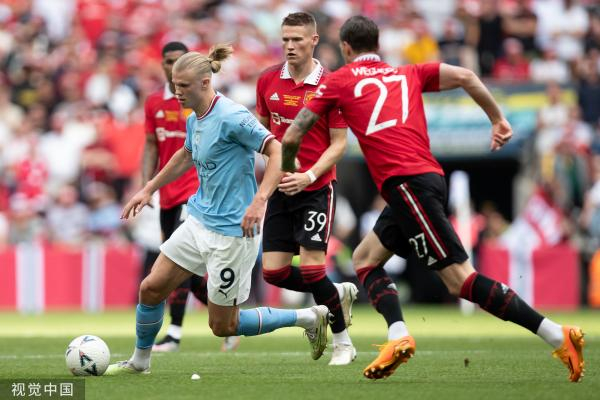 哈兰德（左）带球。