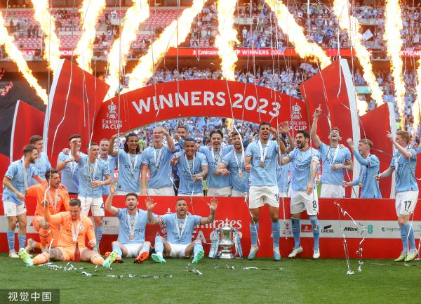 曼城收获冠军奖杯。