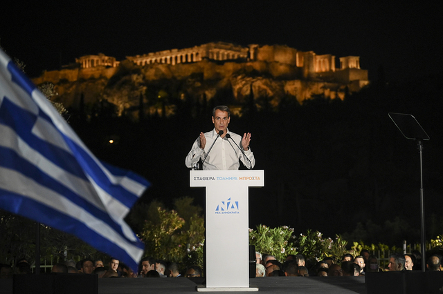 当地时间2023年5月19日，希腊雅典，米佐塔基斯在卫城前的竞选集会上发表讲话。人民视觉 资料图