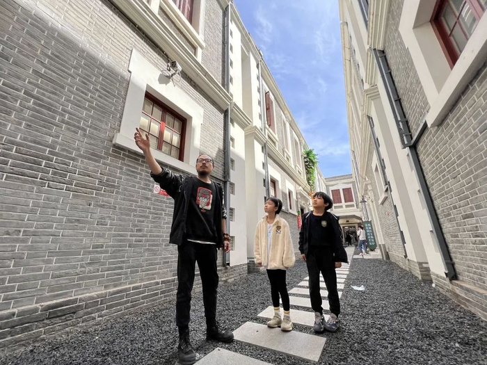 ▲李冬带着孩子们来到泰安里写生