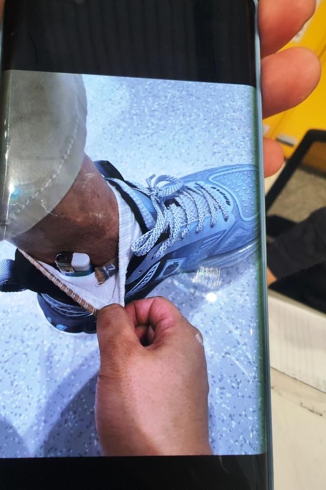 男子将打火机藏在袜子里被安检员发现。&nbsp; 图源：首都机场公安局