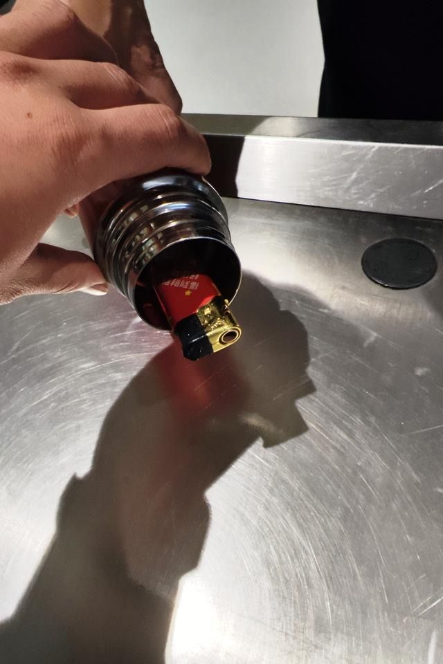 有旅客把打火机藏进保温杯，安检员发现后报警。&nbsp; 图源：首都机场公安局