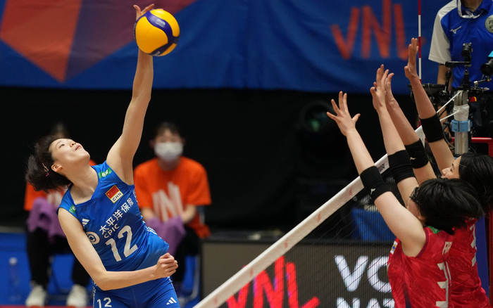 中国女排主教练蔡斌(中)指导球员.  图/新华社