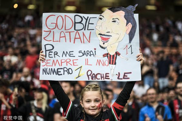 小球迷致敬伊布。