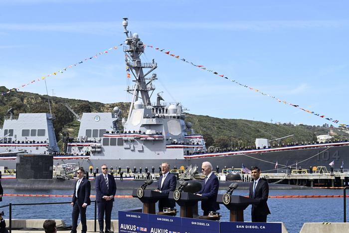 当地时间3月13日，美国总统拜登在加州圣迭戈美国海军基地与澳大利亚总理阿尔巴尼斯以及英国首相苏纳克举行会面，就所谓“三边安全伙伴关系”举行会谈，并公布了为澳大利亚配备核潜艇的计划。 图源：视觉中国