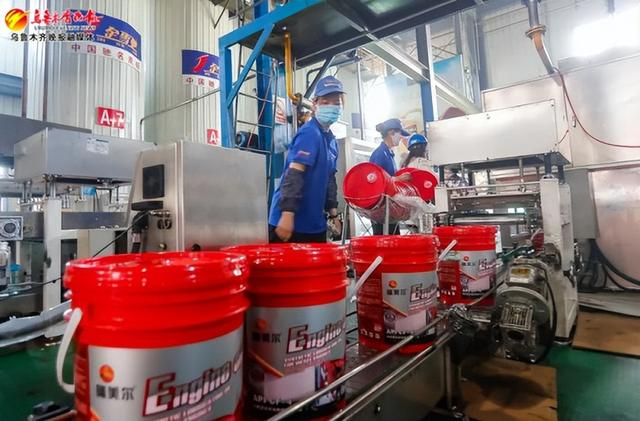 　　在新疆金雪驰科技股份有限公司的生产线，工人正在查看润滑油产品罐装情况。资料图片