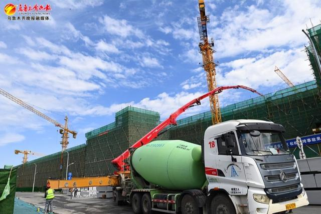 5月23日，在乌鲁木齐国际纺织品服装商贸中心产品终端市场培育项目建设现场，大型施工机械有序施工作业。资料图片