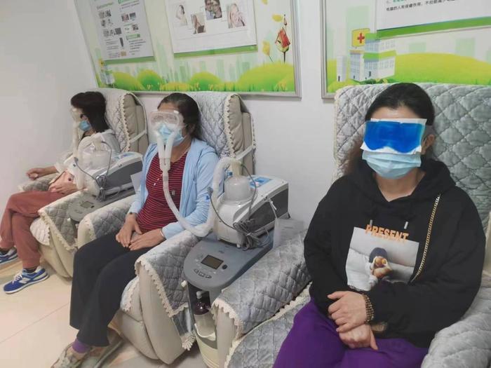 图为6月5日，山西太原，干眼患者在山西省眼科病院领受诊疗。新华社记者马晓媛 摄