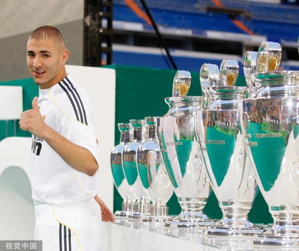 刚到皇马时，本泽马还很青涩。