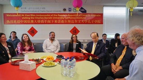 中国驻澳大利亚大使肖千走访查尔斯·达尔文大学的孔子学院(摄影