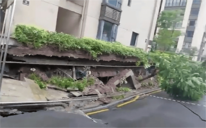 重庆万州住建委通报一小区内地面下陷:险情系连日强降雨导致|万州区|重庆市|区住房城乡建委|地面沉降|江南小区_新浪新闻