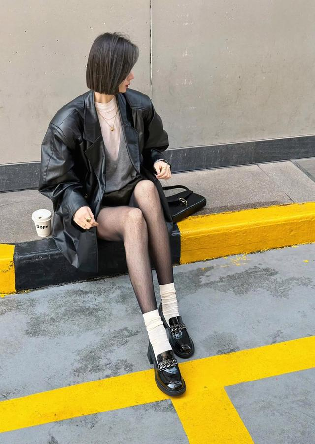 黑丝 乐福鞋=今年回头率最高的打扮,时髦又显瘦,潮人必备穿搭!
