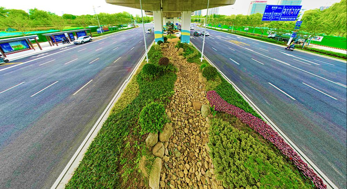 而迎宾大道二期快速化改造工程在景观绿化施工中,还融入了海绵城市