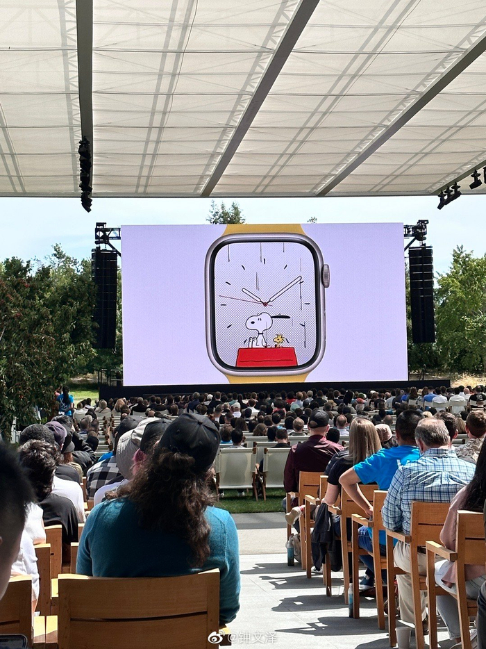 Apple Watch 新增 Snoopy 动画表盘|苹果_新浪新闻