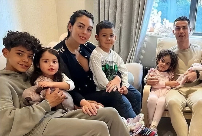 c罗给孩子过生日!乔治娜穿吊带裙,龙凤胎6岁了,从没见过亲妈