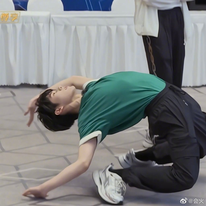 看得我老腰一紧 你们年轻人真是|张真源|柔韧度|年轻人_新浪新闻