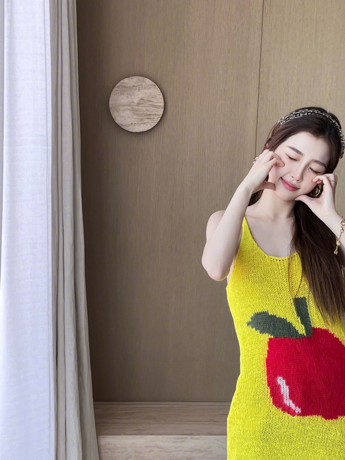 虞书欣脸颊比心……|虞书欣|高考_新浪新闻