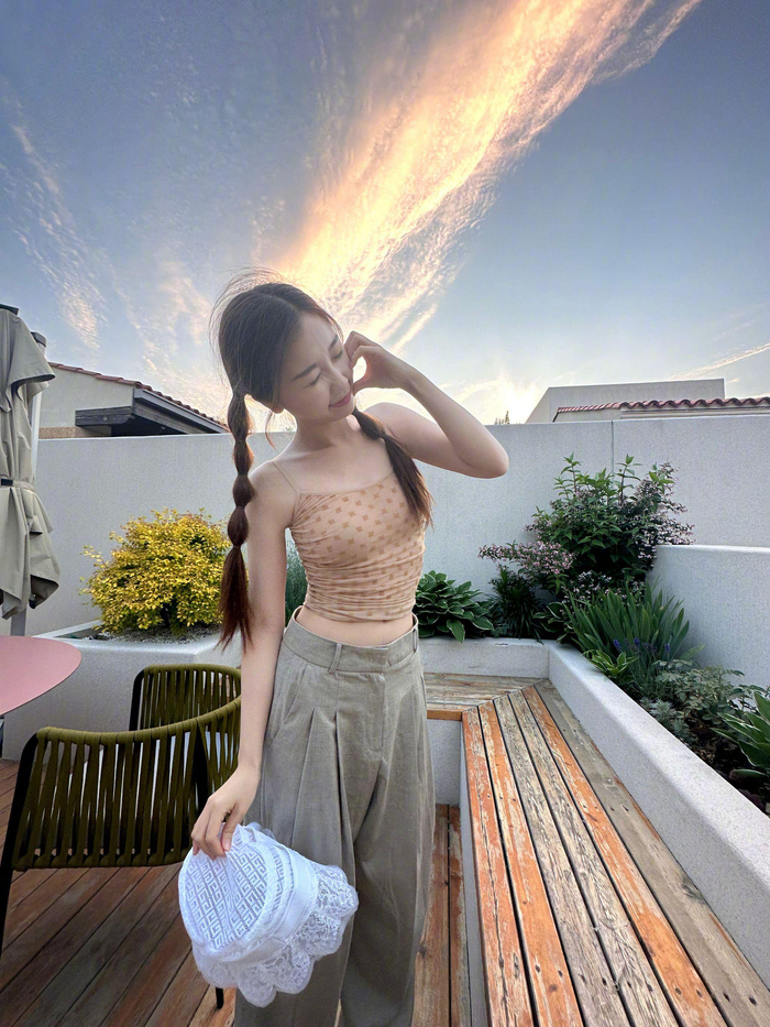 虞书欣脸颊比心……|虞书欣|高考_新浪新闻