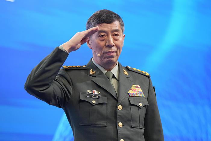 当地时刻2023年6月4日,新加坡,中国国务委员兼国防部长李尚福在香格里拉对话会上发饰演讲前致敬。