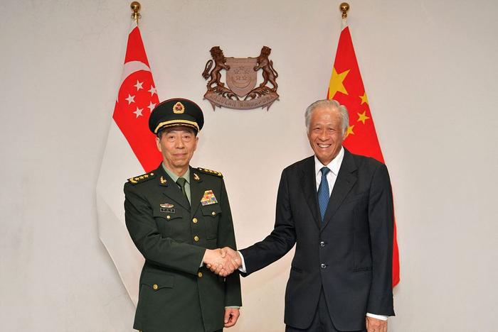 当地时刻2023年6月1日,新加坡,中国国务委员兼国防部长李尚福(左)与新加坡国防部长黄永宏(右)会面时持手。