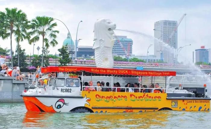 上欣赏新加坡是不够的,我们安排了国内罕见的水陆两栖鸭子船作为载体