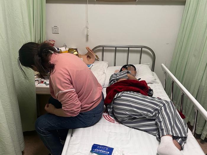 病房里，小孟和母亲王娟。  澎湃新闻记者 邹佳雯 图