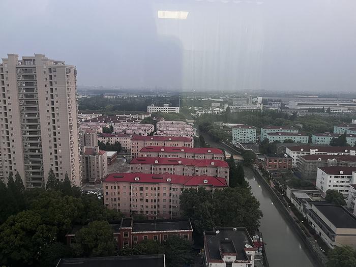 6月2日，小孟病房望出去的窗景。 澎湃新闻记者 邹佳雯 图