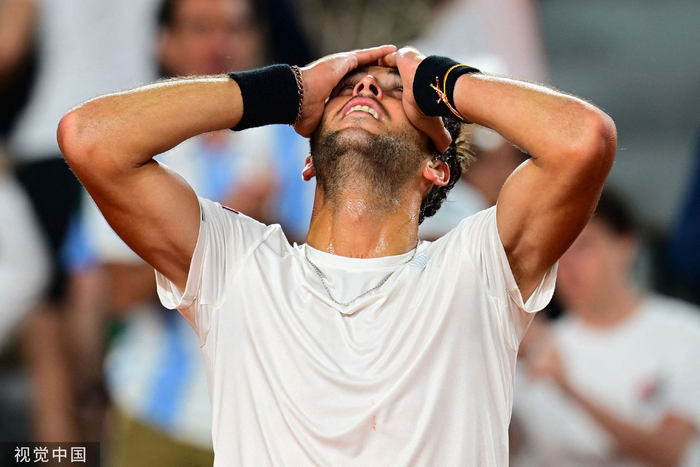 在击败日本球员西冈良仁之后，埃切维里兴奋不已。