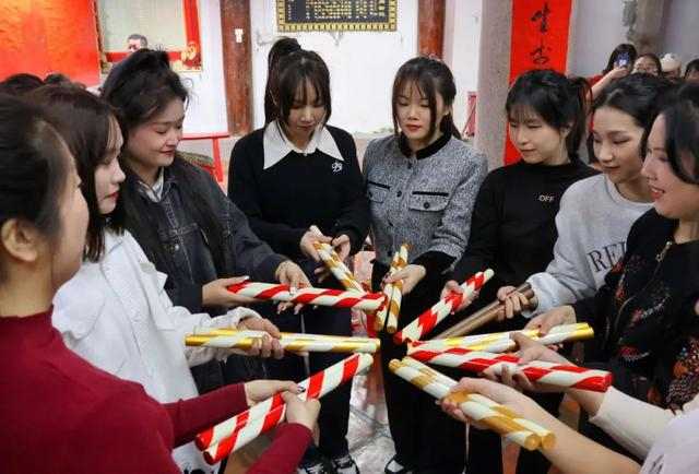 汕头市贵屿镇，陈伟丹执教的华美女子英歌队在祠堂集合准备训练。农民日报·中国农网见习记者 郭诗瑀 摄