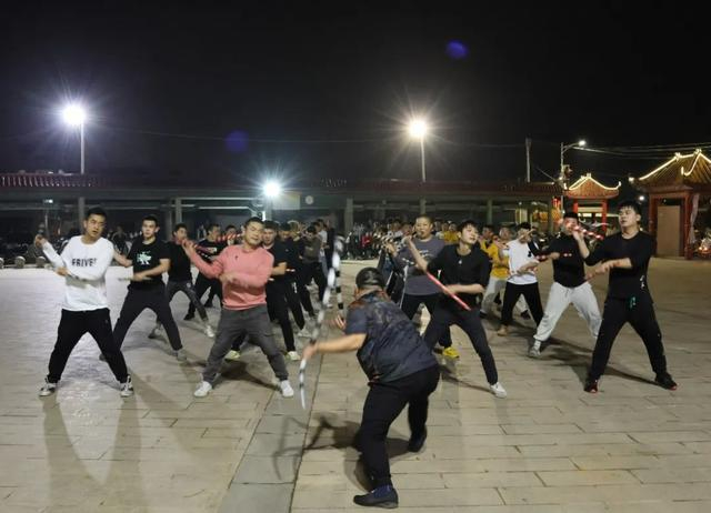 汕头市潮阳区铜盂镇老溪西社区的广场上，老溪西英歌队正在训练。 农民日报·中国农网见习记者 郭诗瑀 摄