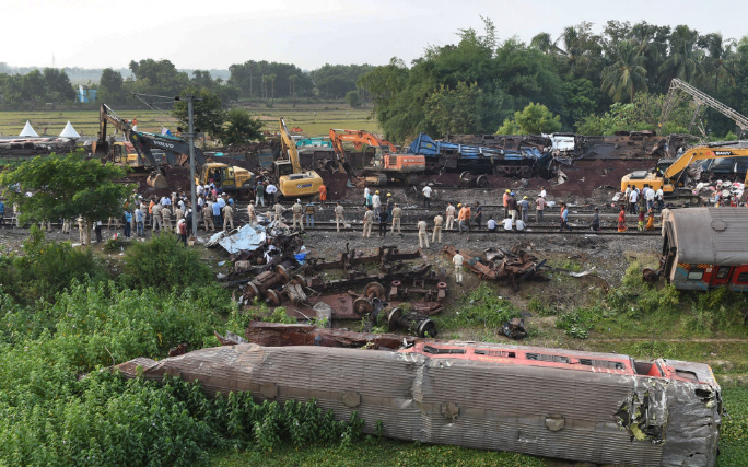 ▲6月4日在印度奥迪沙邦拍摄的列车脱轨相撞事故现场。图/新华社