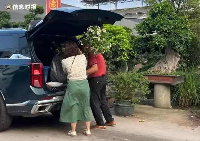 街坊“满载而归”。信息时报记者 李馨 摄