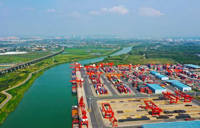 合肥港国际集装箱码头。全媒体记者 李予 摄