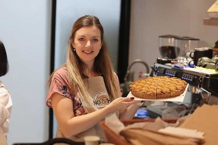 随爱人定居合肥经营面包店的赫维格女士。全媒体记者 张正朋 摄