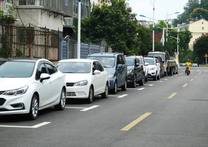 ▲2020年9月10日，湖北宜昌峡江路划定约100个路边停车位，免费停车，便民惠民。图/IC photo