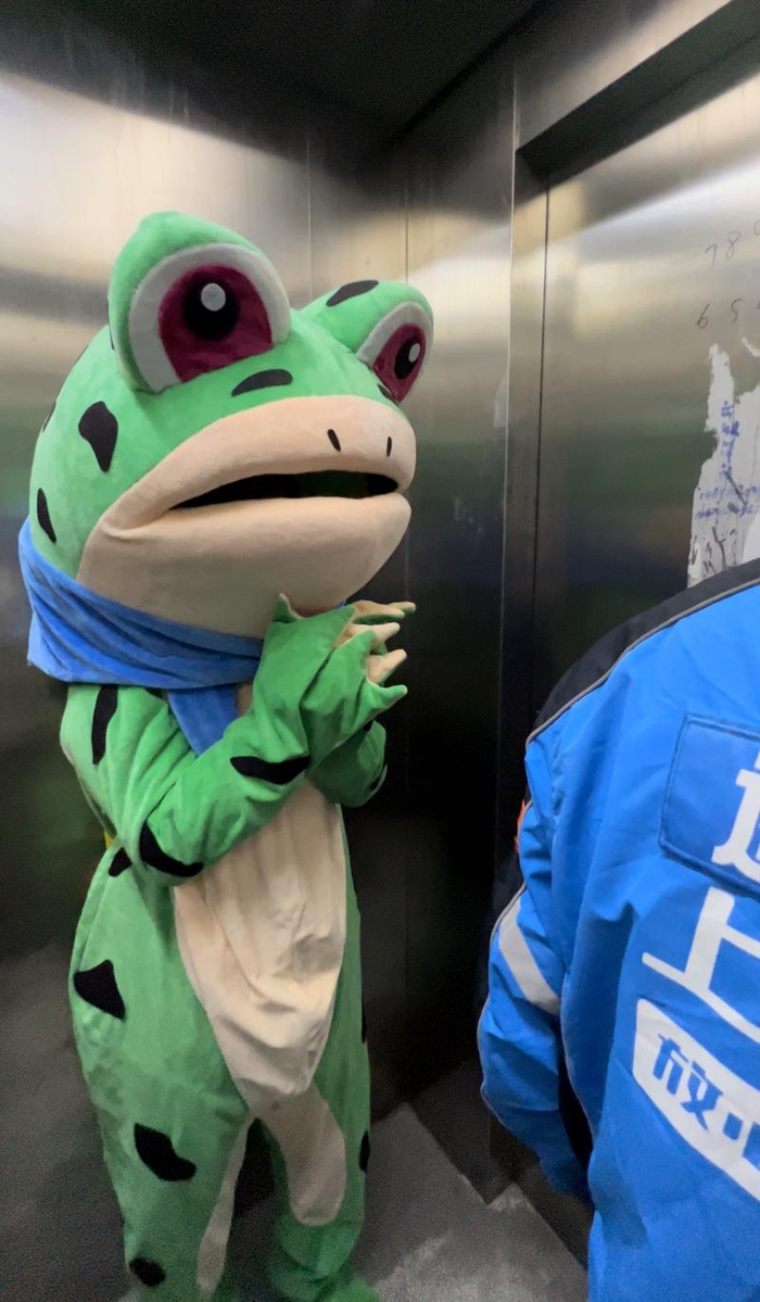 蘑菇在“搭讪”外卖小哥