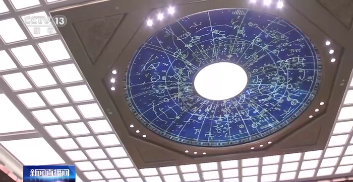 大厅顶部中央藻井内的星空穹顶，图案选用宋代石刻天文图。