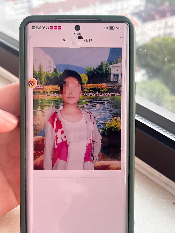 王娟手机里，小孟十来岁时的照片。 澎湃新闻记者 邹佳雯 翻拍