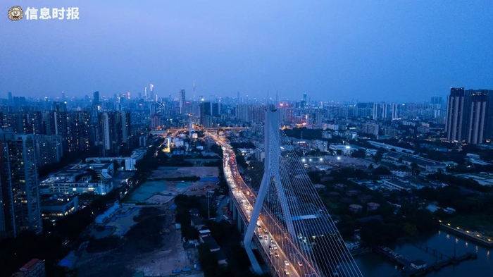 夜幕降临时分的鹤洞大桥。信息时报记者 李卓颖 摄