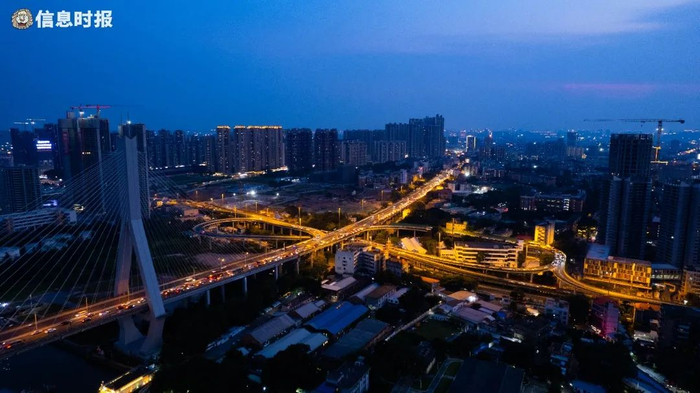 蜕变正在鹤洞大桥的两岸酝酿，昔日的钢铁旧城如今成为炙手可热的广钢新城。信息时报记者 李卓颖 摄